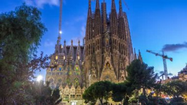 Sagrada Familia, Barselona, İspanya, gün gece timelapse için büyük bir kilisede.