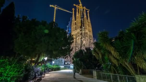Sagrada Familia, velký kostel v Barceloně, Španělsko noční timelapse hyperlapse. — Stock video