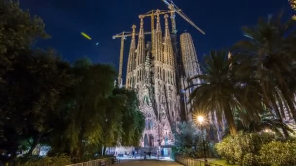 Sagrada Familia, Barcelona, Spanyolország-éjszakai timelapse hyperlapse nagy templom. — Stock videók
