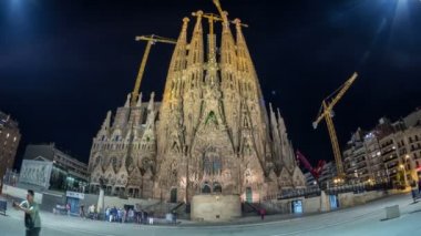 Sagrada Familia, Barselona, İspanya, gece timelapse büyük bir kilisede.