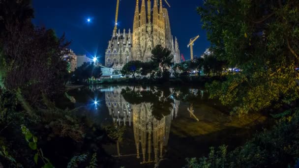 Sagrada familia, eine große kirche in barcelona, spanien nacht zeitraffer. — Stockvideo