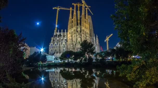 사그라다 파밀리아, 바르셀로나, 스페인 밤 timelapse에서 큰 교회. — 비디오