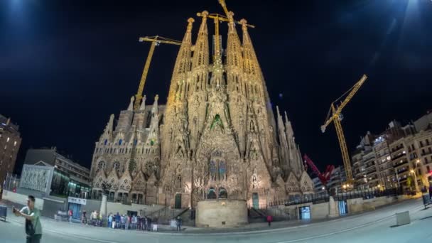 Sagrada Familia, una gran iglesia en Barcelona, España noche timelapse . — Vídeo de stock