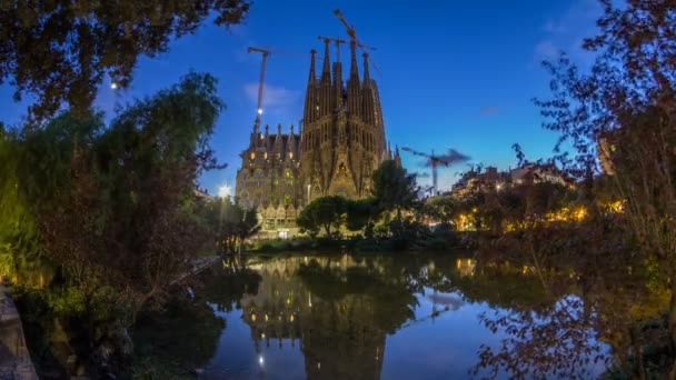 Sagrada Familia, Barselona, İspanya, gün gece timelapse için büyük bir kilisede. — Stok video