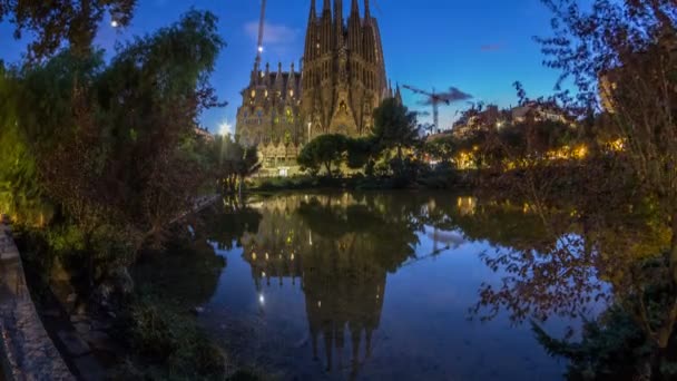 Sagrada família, uma grande igreja em Barcelona, Espanha dia a noite timelapse . — Vídeo de Stock
