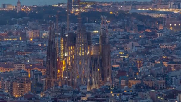 Sagrada Familia, une grande église à Barcelone, Espagne nuit au jour le jour — Video