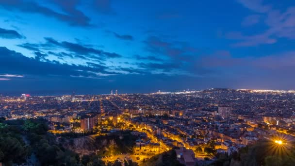 Panorama av Barcelona natten till dag timelapse, Spanien, sedd från den bunkrar Carmel — Stockvideo