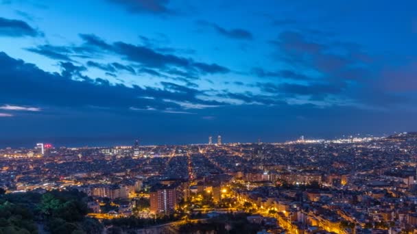 Panorama av Barcelona natten till dag timelapse, Spanien, sedd från den bunkrar Carmel — Stockvideo
