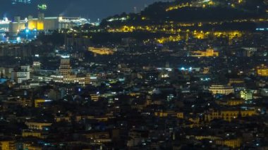 Barcelona gece timelapse, İspanya, Panoraması Carmel sığınaklar bir bulutlu sabah gün doğumundan önce görüntülenen. Bağlantı noktası ile Hill Hava üstten görünüm. Şehir Işıkları kapatma