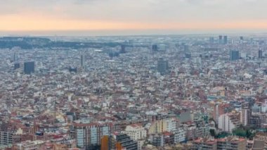 Barcelona Panoraması gündoğumu timelapse, İspanya, sırasında ışık ışınları ile bulutlu bir sabahı Carmel sığınaklar görüş. Hill Hava üstten görünüm. Renkli gökyüzü