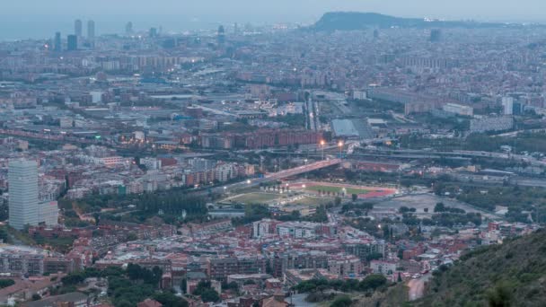 Barcelona en Badalona skyline met daken van huizen en zee aan de horizon dag naar nacht timelapse — Stockvideo