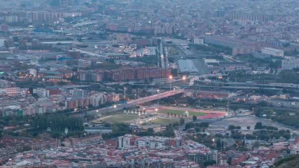 Небоскрёбы Барселоны и Бадалоны с крышами домов и морем на горизонте день и ночь — стоковое видео
