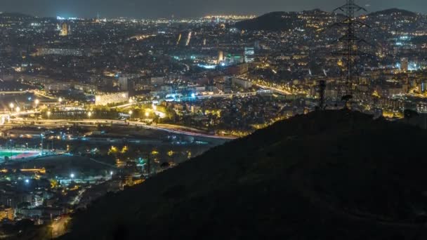 Barcelona och Badalona skyline med tak av hus och havet på den Horisont natt timelapse — Stockvideo