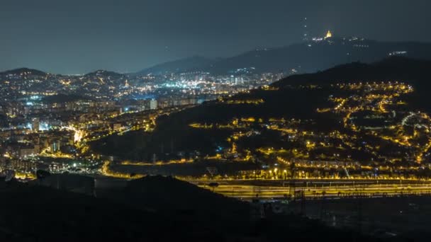 Barcelona y Badalona horizonte con techos de casas y mar en el horizonte noche timelapse — Vídeos de Stock