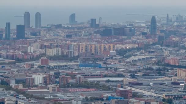 Barcelona en Badalona skyline met daken van huizen en zee aan de horizon avond timelapse — Stockvideo