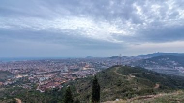 Evler ve deniz gece timelapse ufuk gün çatılar ile Barcelona ve Badalona manzarası
