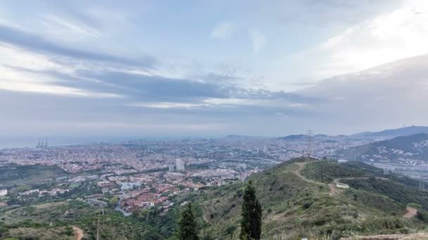 Barcelona y Badalona horizonte con techos de casas y mar en el horizonte en la hora de la tarde — Vídeos de Stock