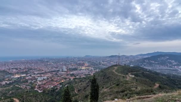 Небоскрёбы Барселоны и Бадалоны с крышами домов и морем на горизонте день и ночь — стоковое видео