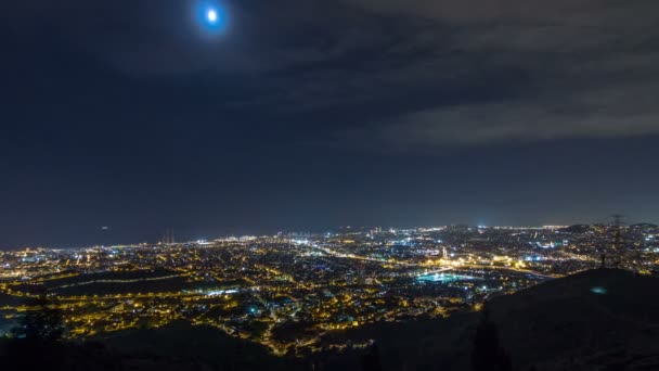 Barcelona und Badalona Skyline mit Häuserdächern und Meer am Horizont Zeitraffer in der Nacht — Stockvideo
