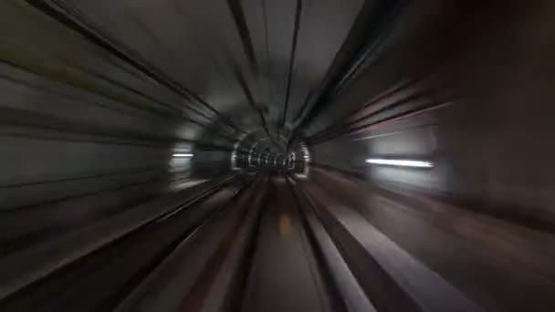 Movendo-se no túnel do metrô com trilhas de luz dentro da timelapse — Vídeo de Stock