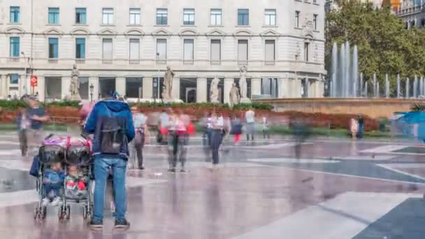 La gente de la Placa de Catalunya o la Plaza de Cataluña timelapse una gran plaza en el centro de Barcelona — Vídeos de Stock