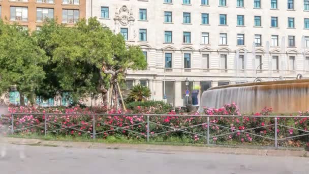 La gente de la Placa de Catalunya o la Plaza de Cataluña timelapse una gran plaza en el centro de Barcelona — Vídeo de stock