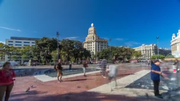 La gente de la Placa de Catalunya o de la Plaza Cataluña hiperlapsa una gran plaza en el centro de Barcelona — Vídeos de Stock