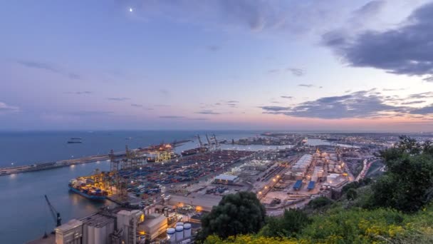 Zeehaven en laden dokken in de haven met kranen en multi-gekleurde cargo containers dag naar nacht timelapse — Stockvideo