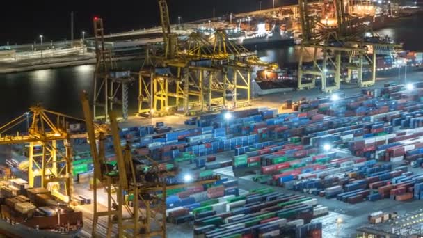 Zeehaven en laden dokken in de haven met kranen en multi-gekleurde cargo containers nacht timelapse — Stockvideo