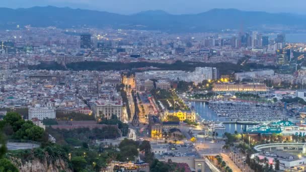 Luchtfoto uitzicht over plein Portal de la pau dag naar nacht timelapse in Barcelona, Catalonië, Spanje. — Stockvideo