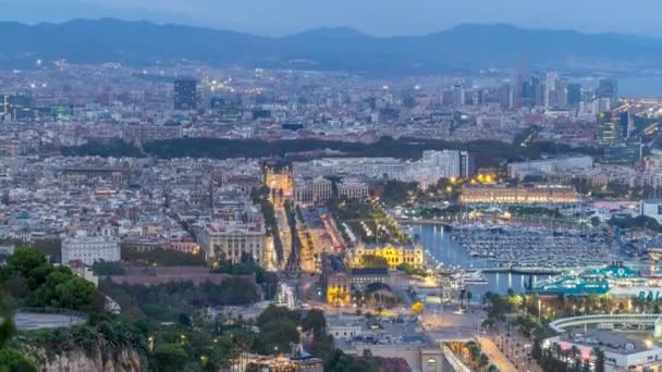 Luchtfoto uitzicht over plein Portal de la pau dag naar nacht timelapse in Barcelona, Catalonië, Spanje. — Stockvideo