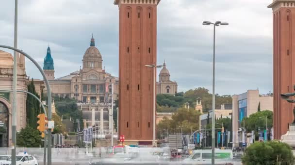 Veduta del paesaggio urbano di Placa dEspanya o piazza Spagna, con le torri veneziane e il timelapse Museo Nazionale d'Arte — Video Stock