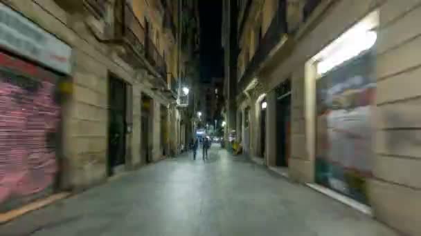Быстрая прогулка по узкой улочке в Старом городе, Барселона. Готический район освещенный ночью — стоковое видео