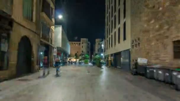 Szybki spacer po wąskiej uliczce starego miasta timelapse hyperlapse, Barcelona. Gotycka dzielnica oświetlony w nocy — Wideo stockowe