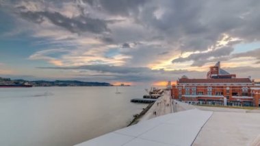 Lizbon River Tagus kıyısında günbatımı görünümü Padrao dos Descobrimentos anıt keşifler timelapse ünlü anıt için yükseltilmiş