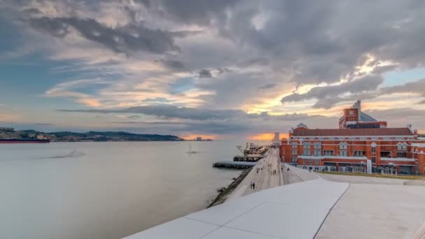 Vista elevada al atardecer del Padrao dos Descobrimentos Monumento a los Descubrimientos timelapse famoso monumento a orillas del río Tajo en Lisboa — Vídeos de Stock