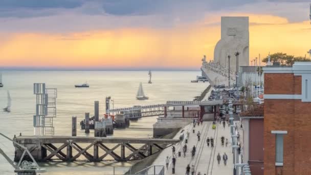 Podniesionymi widokiem Padrao dos Descobrimentos pomnik odkryć timelapse słynnego pomnika nad brzegiem rzeki Tag, w Lizbonie — Wideo stockowe