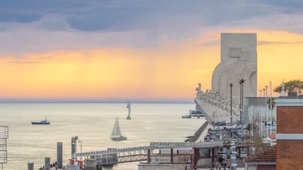 Pandangan yang meningkat terhadap Monumen Padrao dos Descobrimentos tentang Penemuan monumen terkenal tiLapse di tepi Sungai Tagus di Lisbon — Stok Video