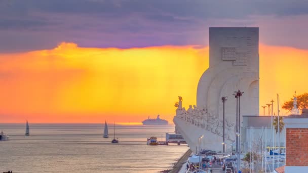 Elevated sunset view of the Padrao dos Descobrimentos Monument to the Discoveries timelapse famous monument on the banks of the River Tagus in Lisbon — Stock Video