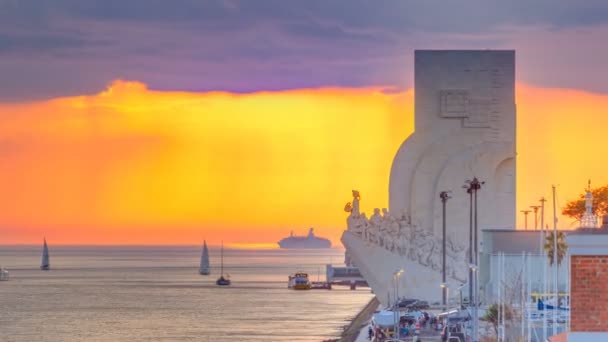 Υπερυψωμένη θέα στο ηλιοβασίλεμα από το dos Padrao Descobrimentos μνημείο για το διάσημο μνημείο timelapse ανακαλύψεις στις όχθες του ποταμού Τάγου στη Λισαβόνα — Αρχείο Βίντεο