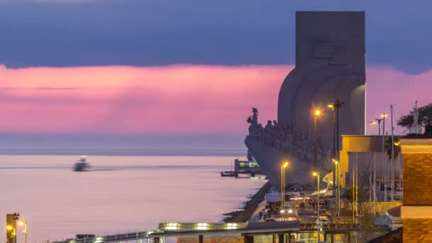 Υπερυψωμένη θέαση του dos Padrao Descobrimentos μνημείο στην ημέρα ανακαλύψεις που νύχτα timelapse διάσημο μνημείο σε Λισαβόνα — Αρχείο Βίντεο