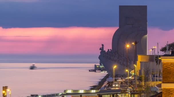 Podniesionymi widokiem Padrao dos Descobrimentos pomnik odkryć dzień do nocy timelapse słynnego pomnika w Lizbonie — Wideo stockowe