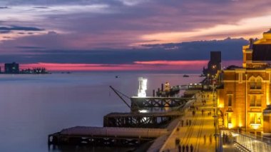 Padrao dos Descobrimentos anıt keşifler gün gece timelapse ünlü anıt Lizbon için yükseltilmiş görünümü