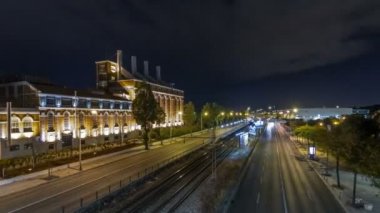 Merkez Tejo 19. yüzyıl enerji santrali elektrik Müzesi timelapse hyperlapse Lizbon, Portekiz dönüştü. Brasilia ve Hindistan avenue üzerinde gece trafik