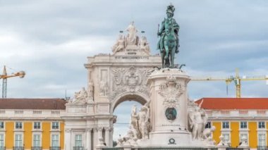 Triumphal kemer Rua Augusta ve Kral Jose bronz heykeli ben ticaret kare timelapse Lizbon, Portekiz.