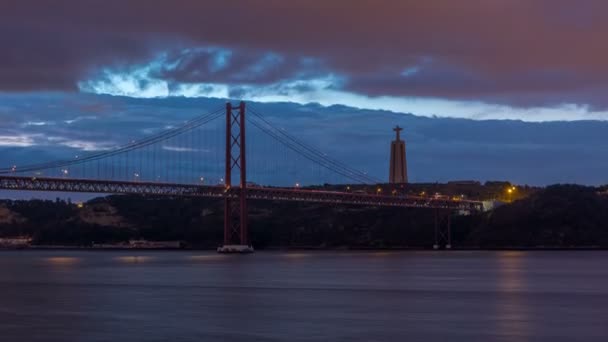 Lisbon city före soluppgången med 25 April överbrygga natt till dag timelapse — Stockvideo