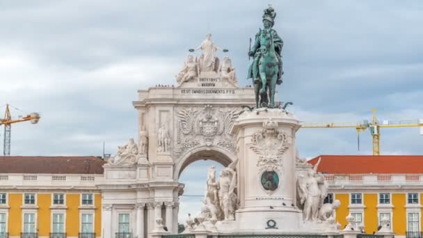 Triumphal arch på Rua Augusta och bronsstatyn av kung Jose jag på Commerce square timelapse i Lissabon, Portugal. — Stockvideo