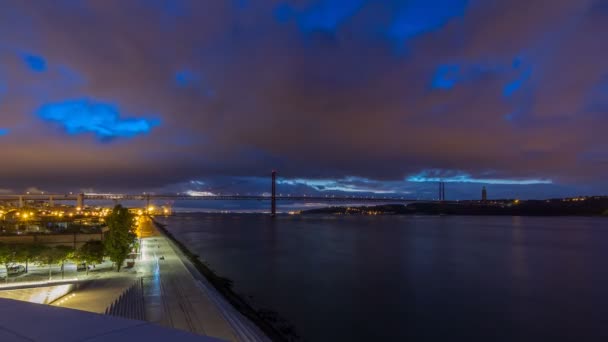 Lisbona città prima dell'alba con 25 aprile ponte notte a giorno timelapse — Video Stock