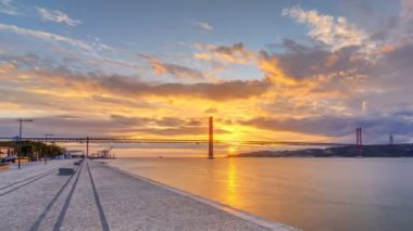 Lizbon şehir gündoğumu Nisan 25 köprü gece gün timelapse için ile