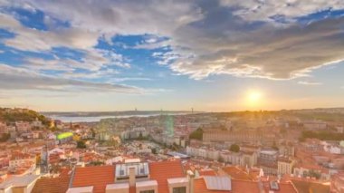 Sonbahar akşam timelapse, Portekiz, kırmızı çatılar ile şehir merkezine günbatımı hava panorama görünümünü, Lizbon